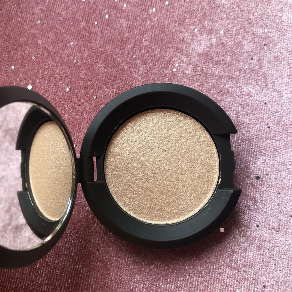 NEW Becca Moonstone Highlighter